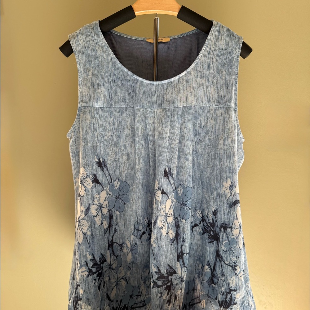 Chic Floral Sleeveless Top in Blue